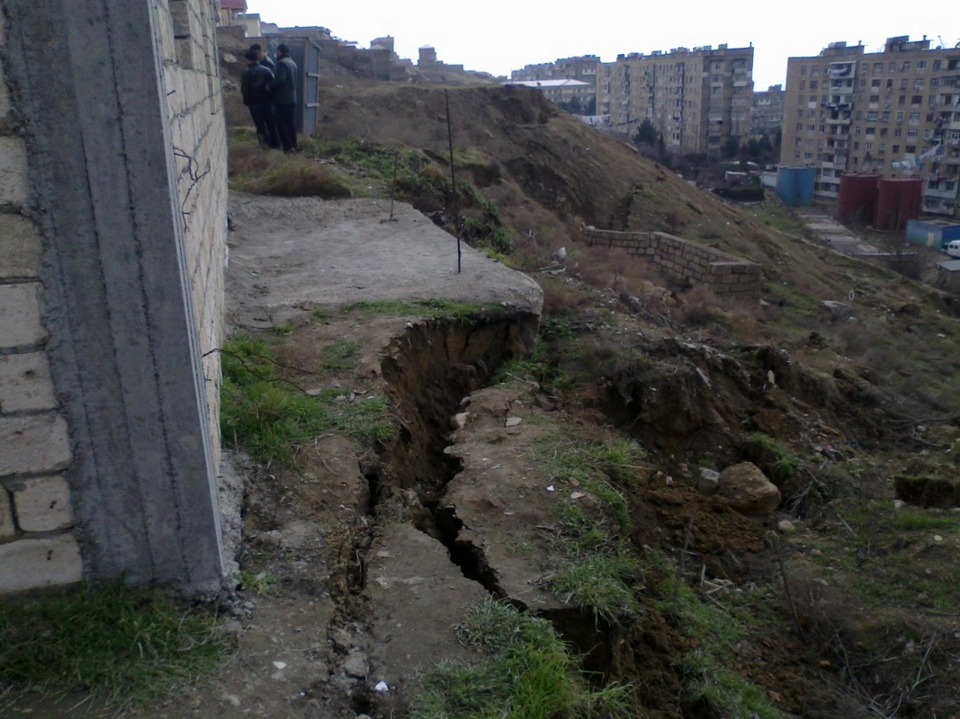 Bakının bu sürüşmə sahələrində geoloji və tektonik şəraitin qiymətləndirilməsinə başlanılır
