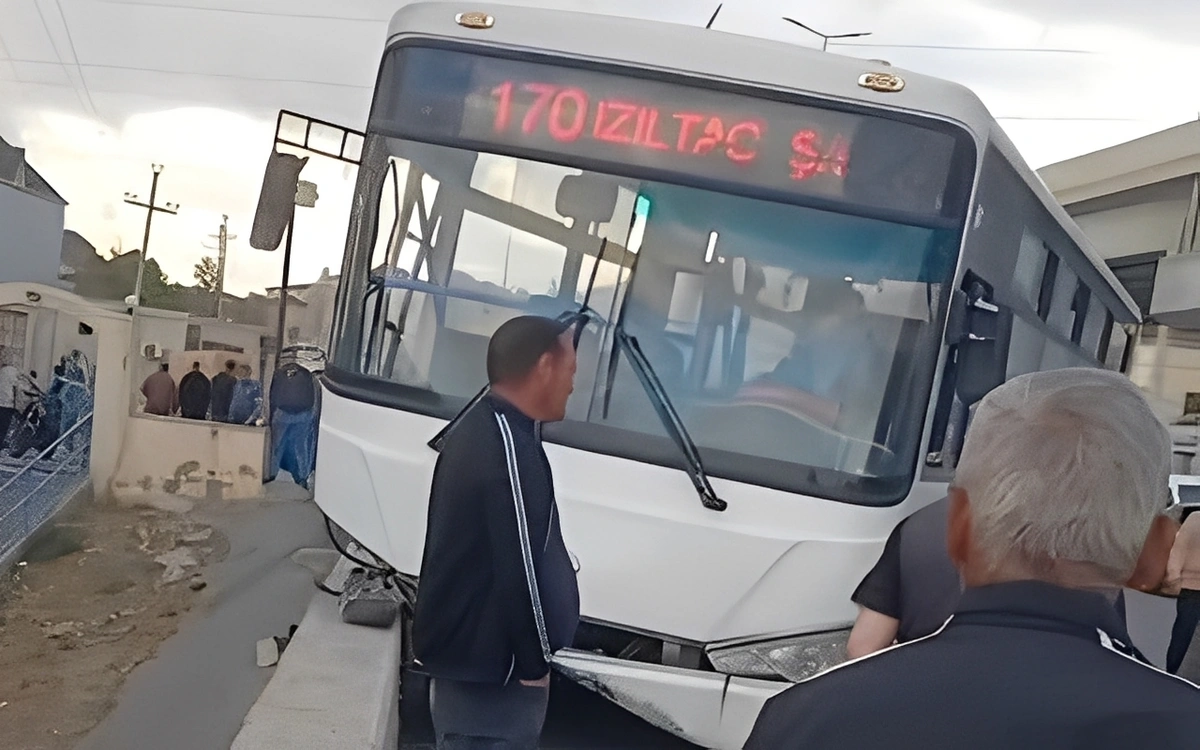 Xocəsəndə sərnişin avtobusu qəzaya düşüb