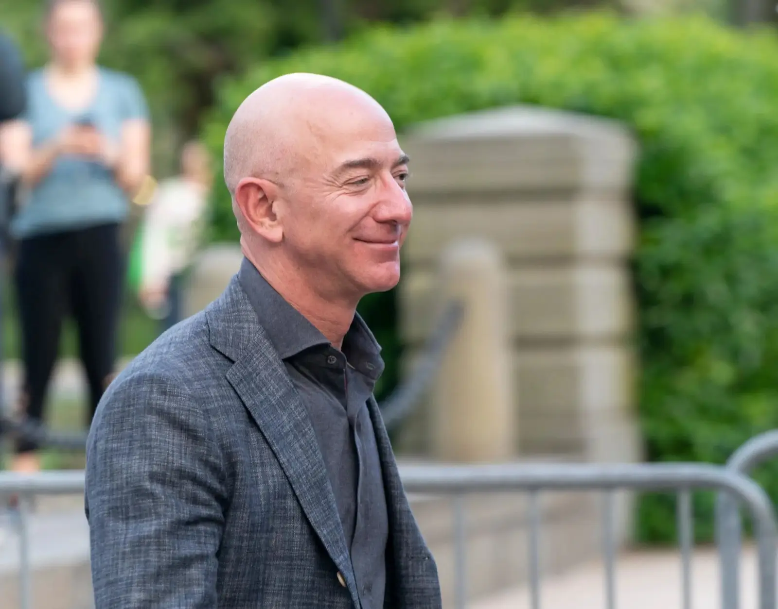 Ceff Bezos 737 milyon dollar dəyərində "Amazon" səhmlərini satdı