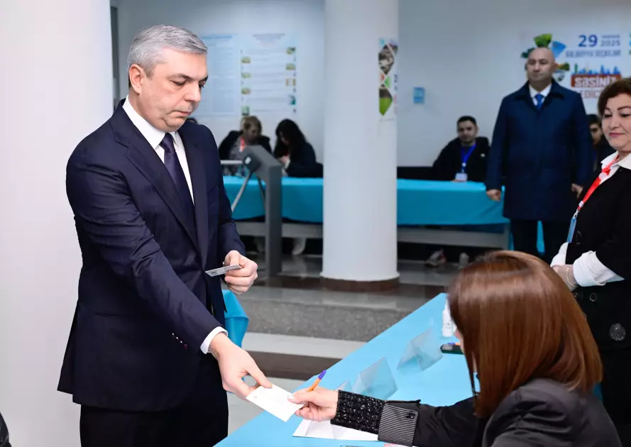 Samir Nuriyev 34 saylı seçki məntəqəsində səs verib