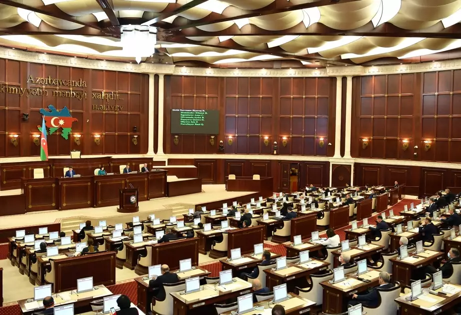 Deputatlar 15 məsələnin müzakirəsinə başlayıb