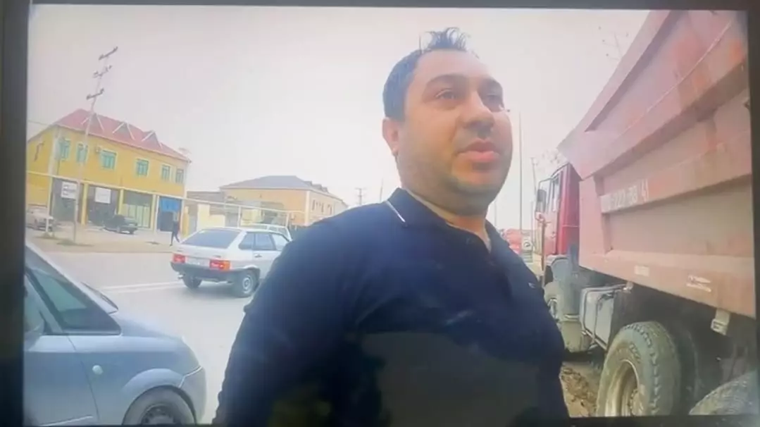 Bakıda polisin əmrinə tabe olmayan sürücü özünə xəsarət yetirib - VİDEO