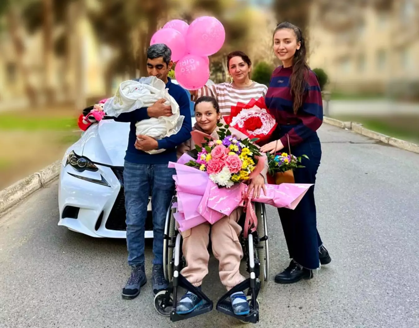 Azərbaycanda serebral iflic xəstəliyindən əziyyət çəkən qadın ana oldu