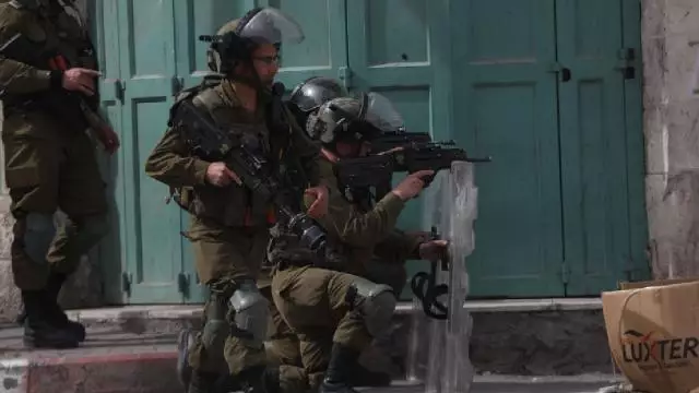 İsrail hərbçiləri 2 fələstinlini yaralayıb