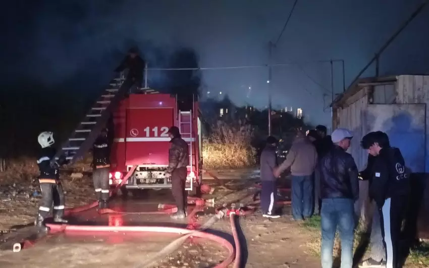 Bakıda fərdi ev tamamilə yanıb - FOTO