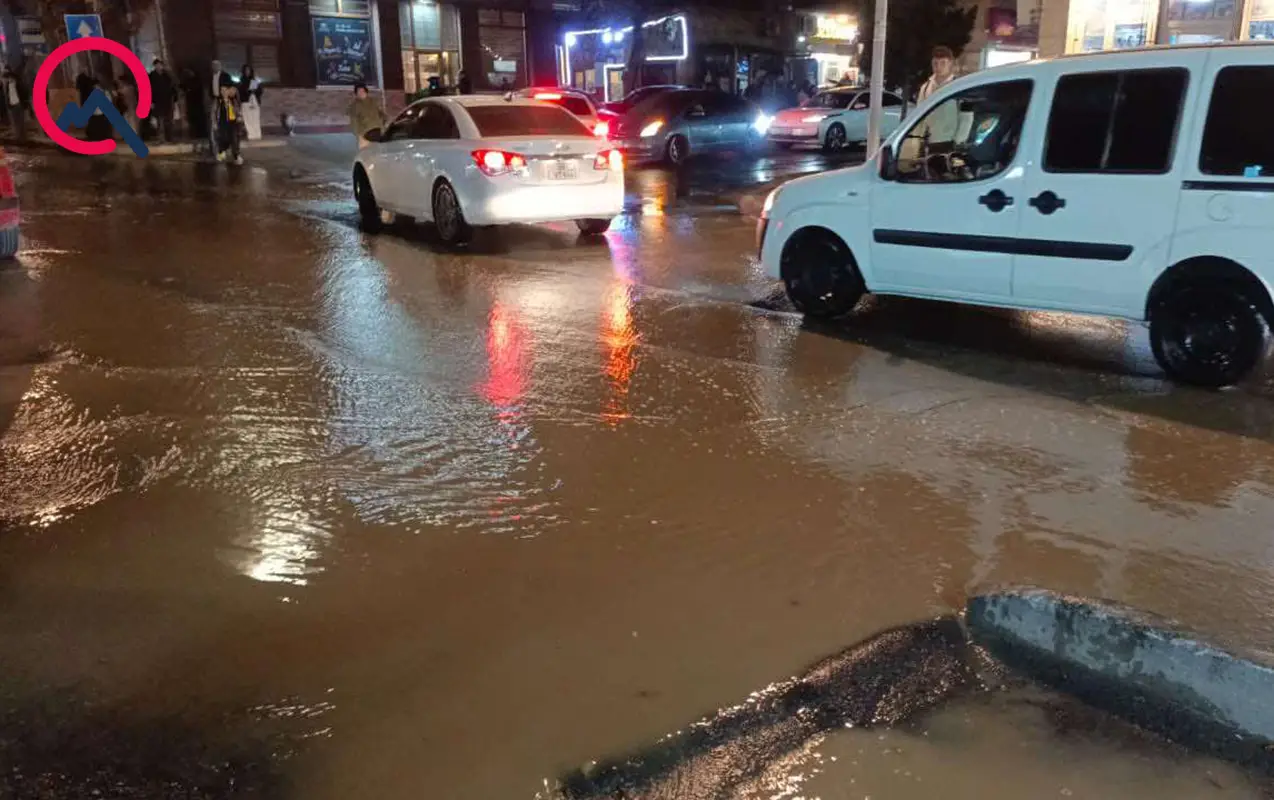 Bakıda su borusu partladı, küçələri su basdı - VİDEO
