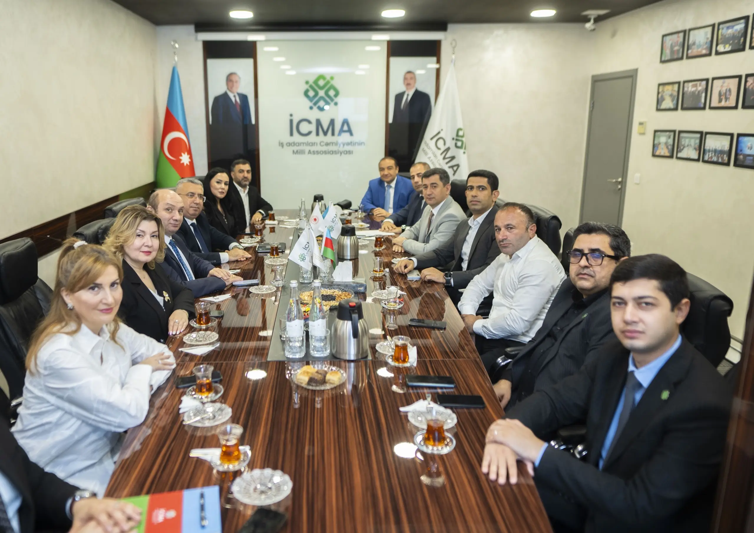 “Bir damla qan, min ümidə can” devizi ilə təşkil olunan qanvermə aksiyasında fəal iştirak edən şirkət rəhbərləri ilə görüş keçirilib - FOTO