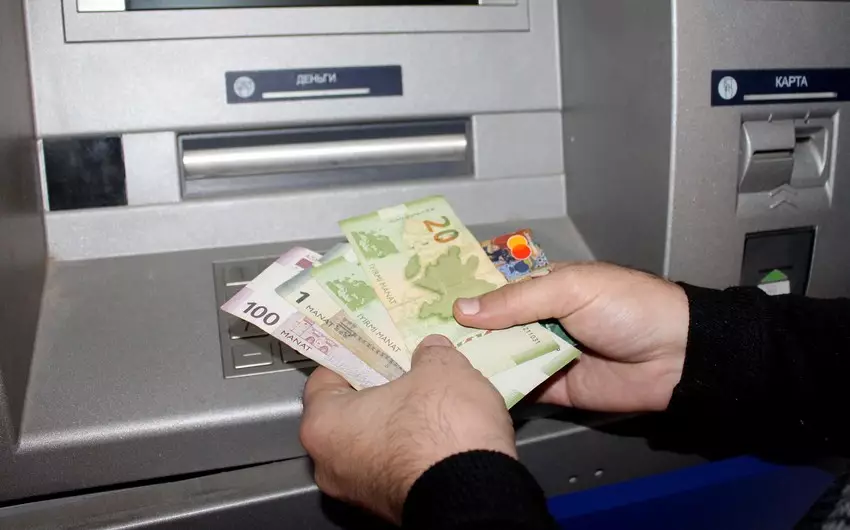 Azərbaycanda bankomatlardan pulu nağdlaşdırmaq faizlərini standart edilməsi təklif olunur