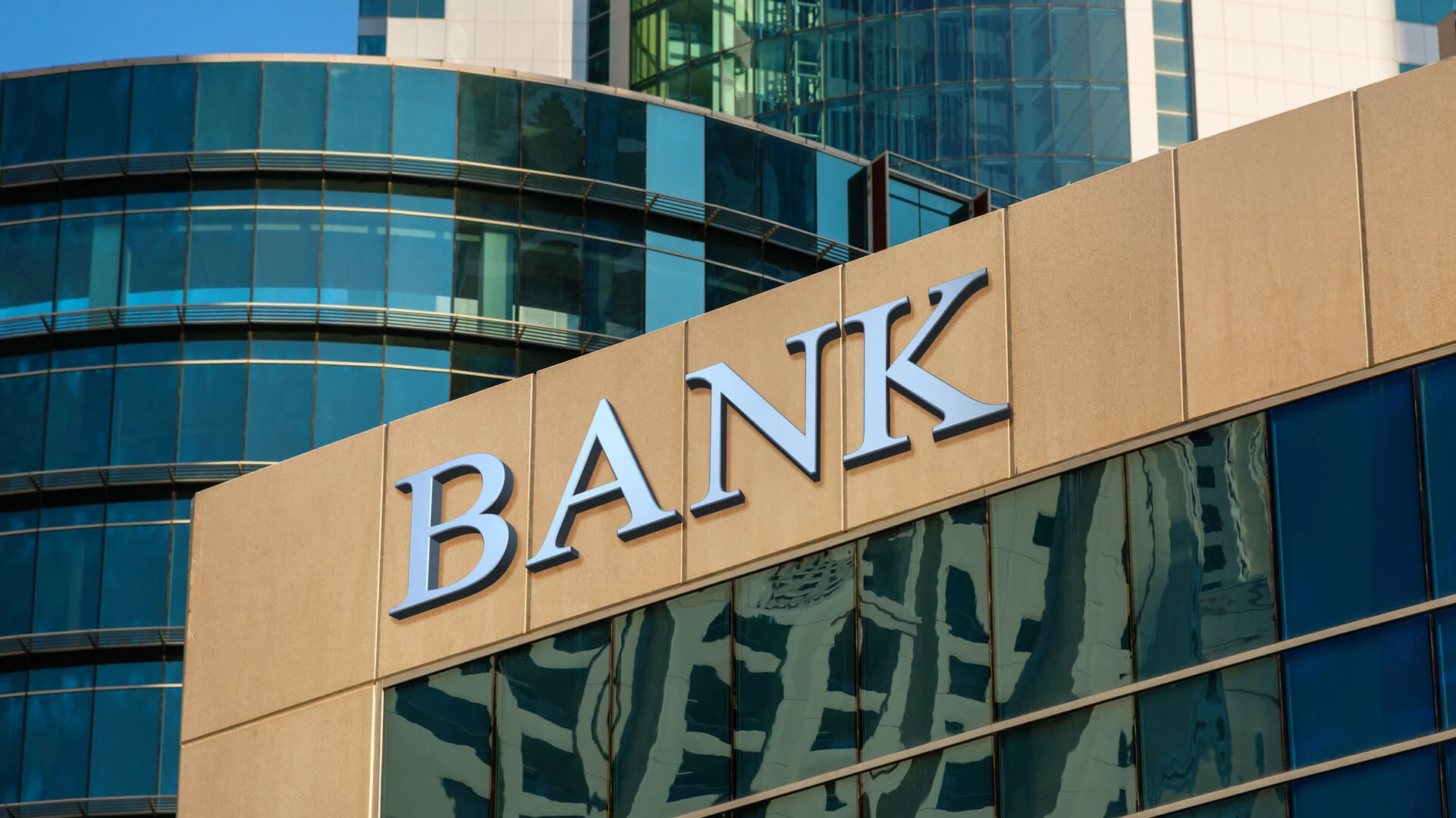 Banklar əvvəlki kimi qazana bilmir - Xalis mənfəətdə azalma