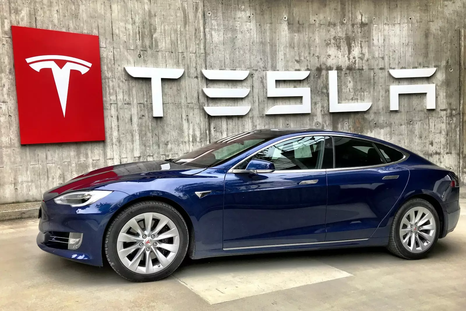 Avropada "Tesla"nın satışları kəskin şəkildə azalıb