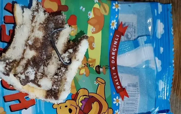 “Bolluq LTD”yə məxsus peçenyenin içindən dəmir parçası çıxıb? - FOTO