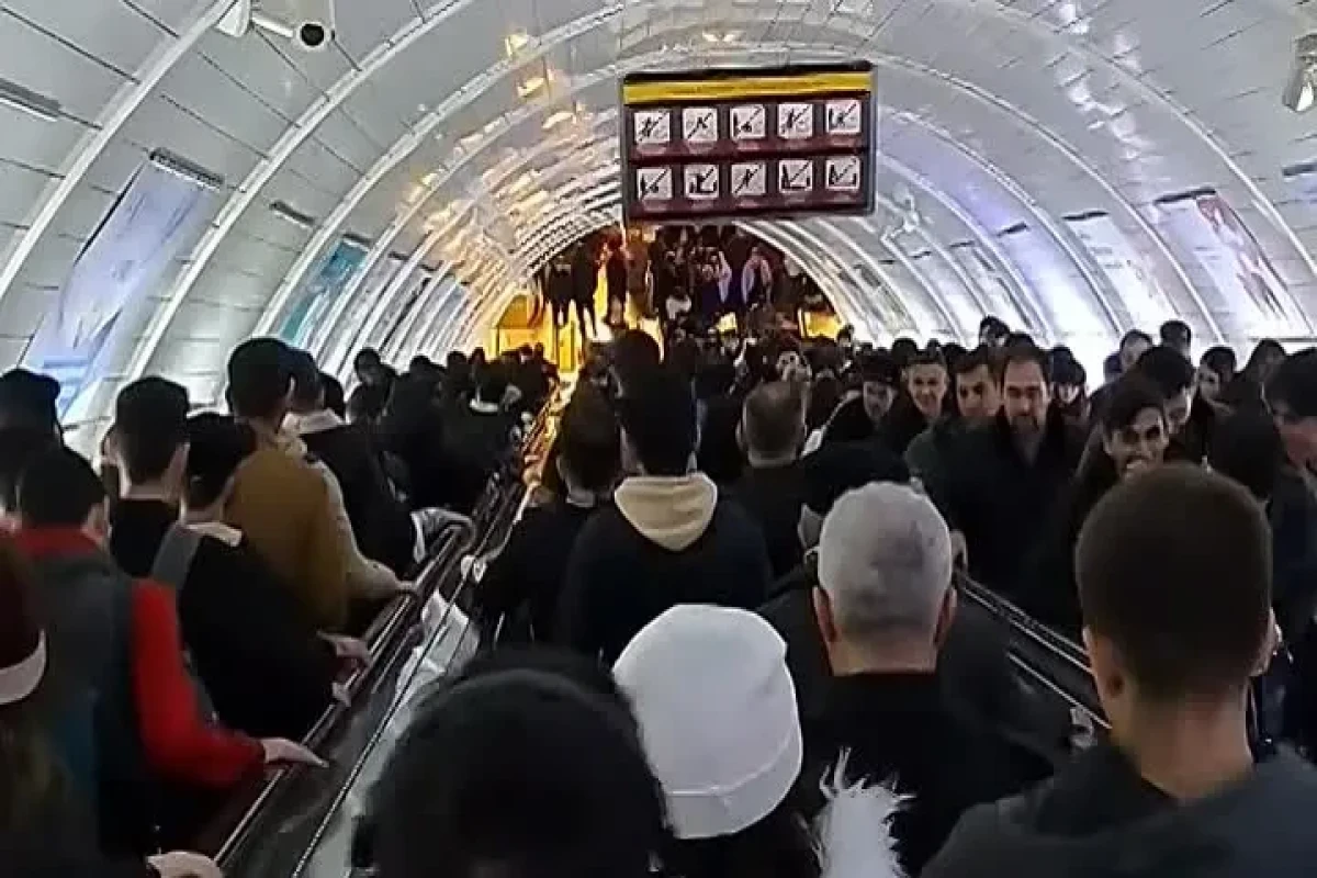 Metronun "Sahil" stansiyasında eskalatorun hərəkəti dayanıb, sıxlıq yaranıb