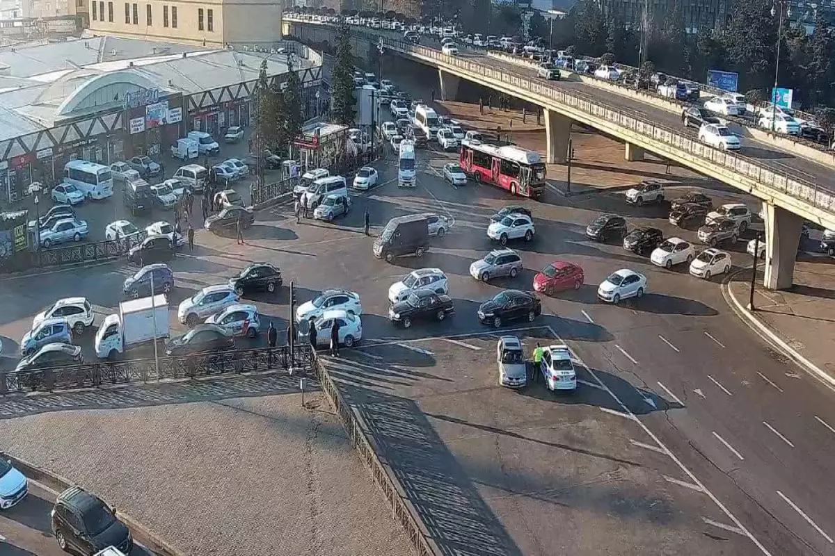 Bakının bir sıra yollarında tıxac yaranıb - SİYAHI