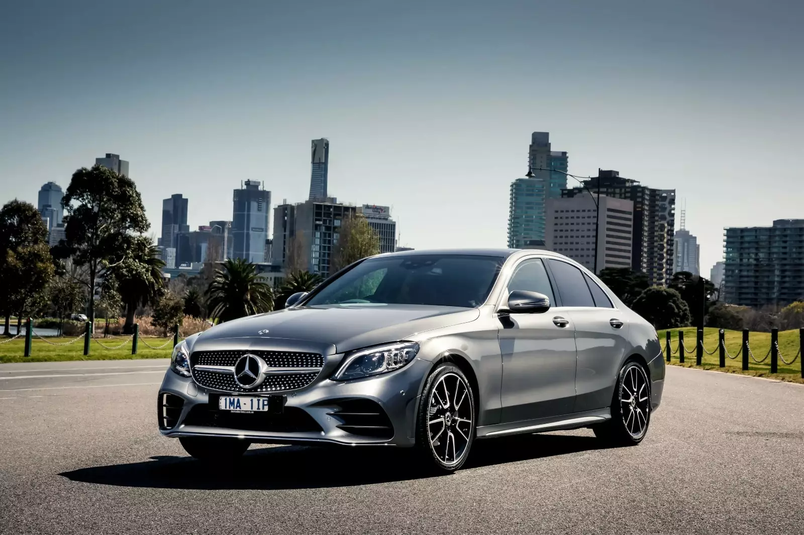"Mercedes-Benz" 33 milyard dollar gəlir əldə edib