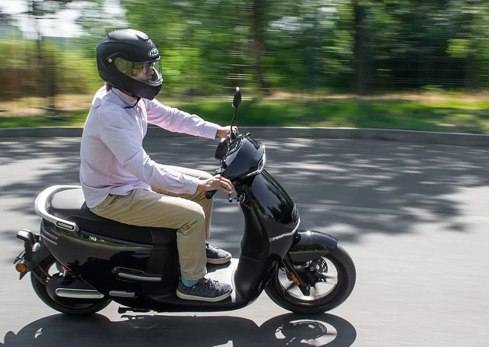 Azərbaycanda moped idarə etmək üçün sürücülük vəsiqəsi tələb olunacaq