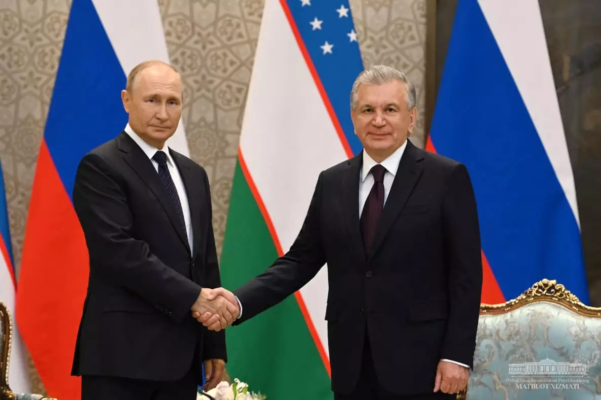 Mirziyoyev və Putin telefonla danışıblar