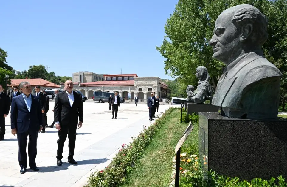 Prezident və Qurbanqulu Berdiməhəmmədov Natəvan, Bülbül və Üzeyir Hacıbəylinin güllələnmiş heykəllərinə baxıb
