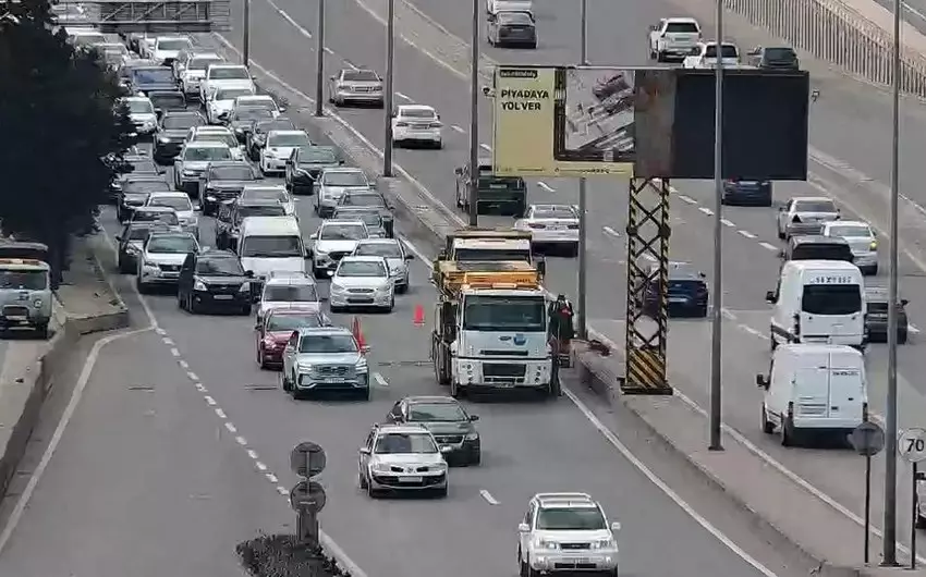 “Koroğlu” metrostansiyası istiqamətində nəqliyyatın sıxlığı yaranıb - FOTO