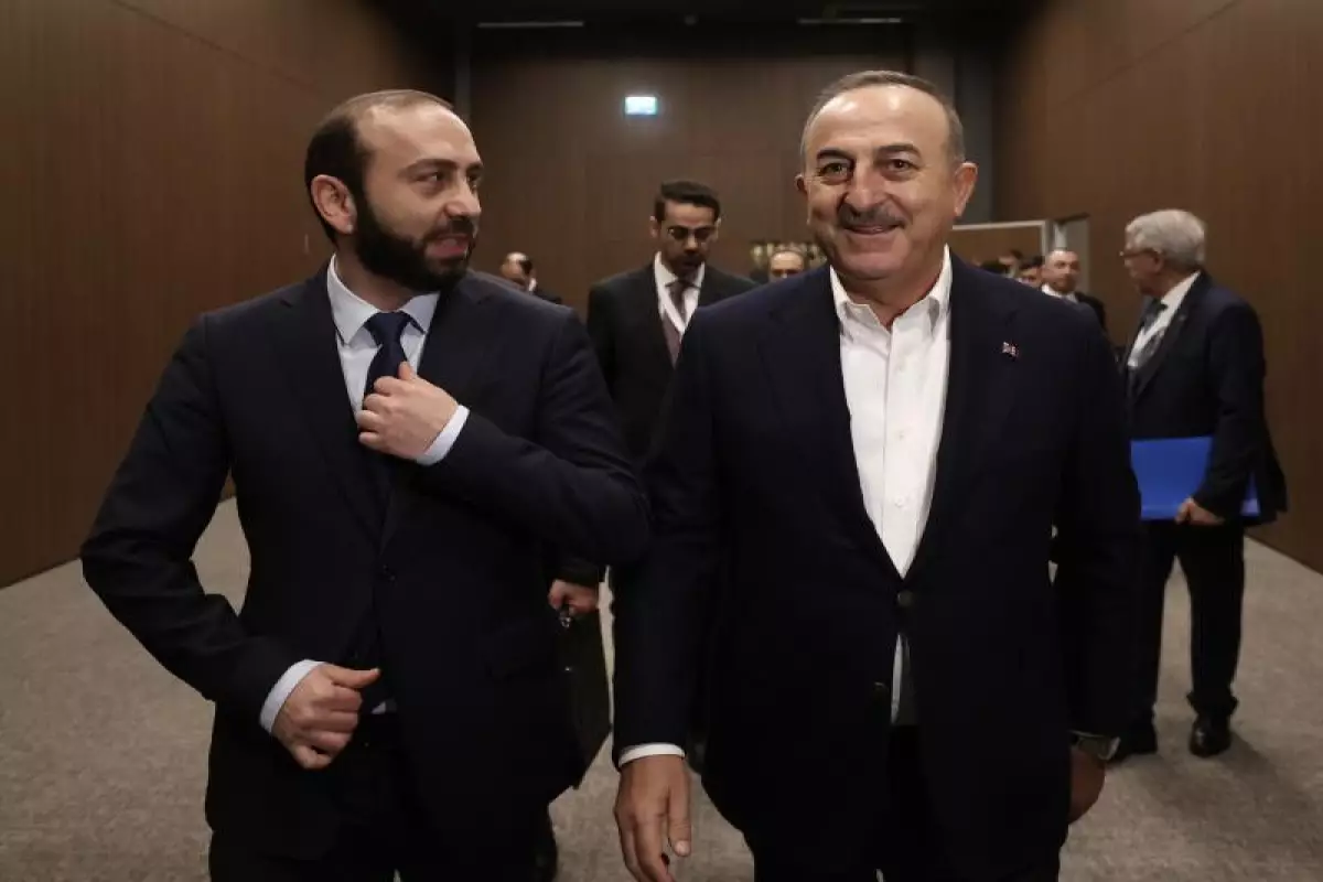 Mövlud Çavuşoğlu və Ararat Mirzoyan arasında görüş başladı