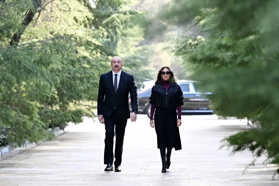 İlham Əliyev və birinci xanım Mehriban Əliyeva Ulu Öndər Heydər Əliyevin məzarını ziyarət ediblər