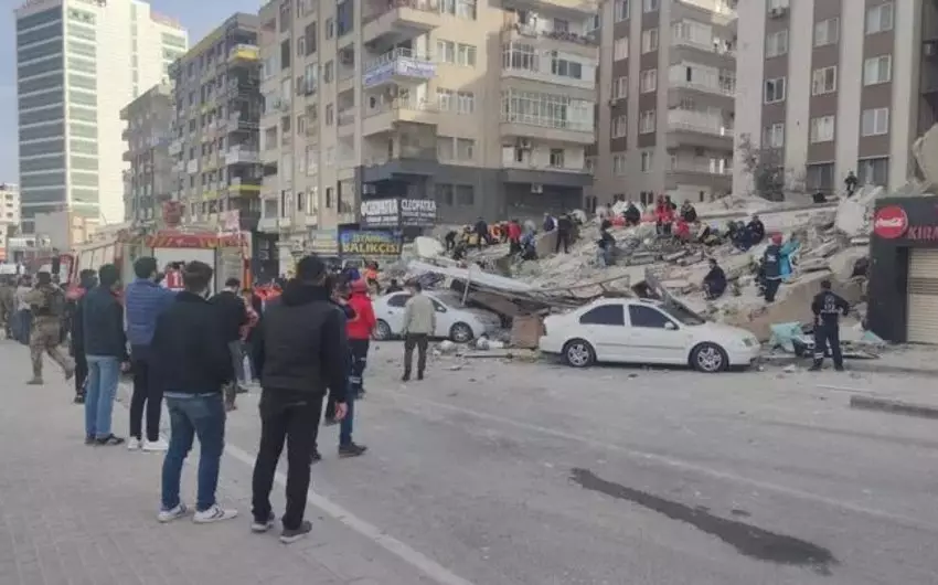 Şanlıurfada zəlzələ zamanı ziyan dəymiş bina çöküb, dağıntılar altında qalanlar var