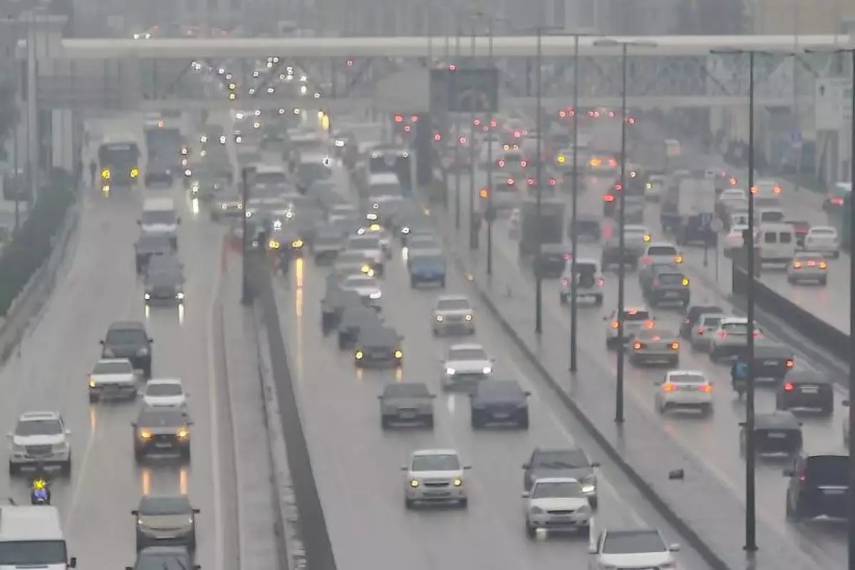 NİİM: Yağışda yol qəzalarının baş verməsi, nasaz avtomobillərin yolda qalması sıxlığa səbəb olub - FOTO