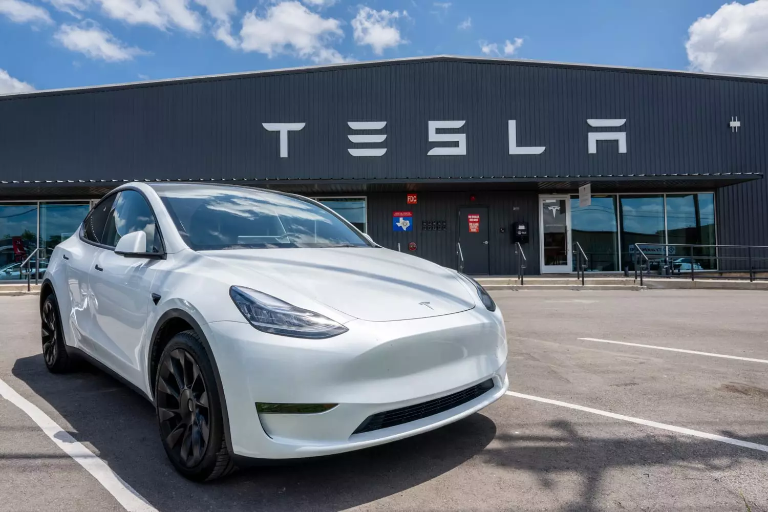 Tesla-nın gəlirləri kəskin azalıb