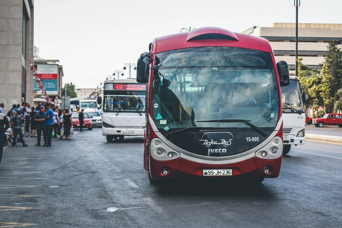 Bakıda ictimai nəqliyyatda avtobusların iş saatı dəyişdiriləcək