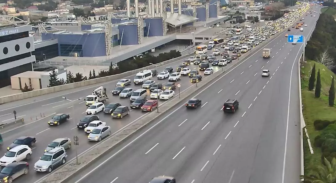 Bakıda bəzi yollarda sıxlıq müşahidə olunur