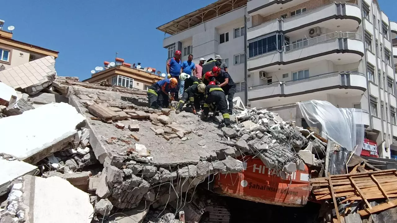 Qaziantepdə 4 mərtəbəli bina uçub, dağıntılar altında qalan var