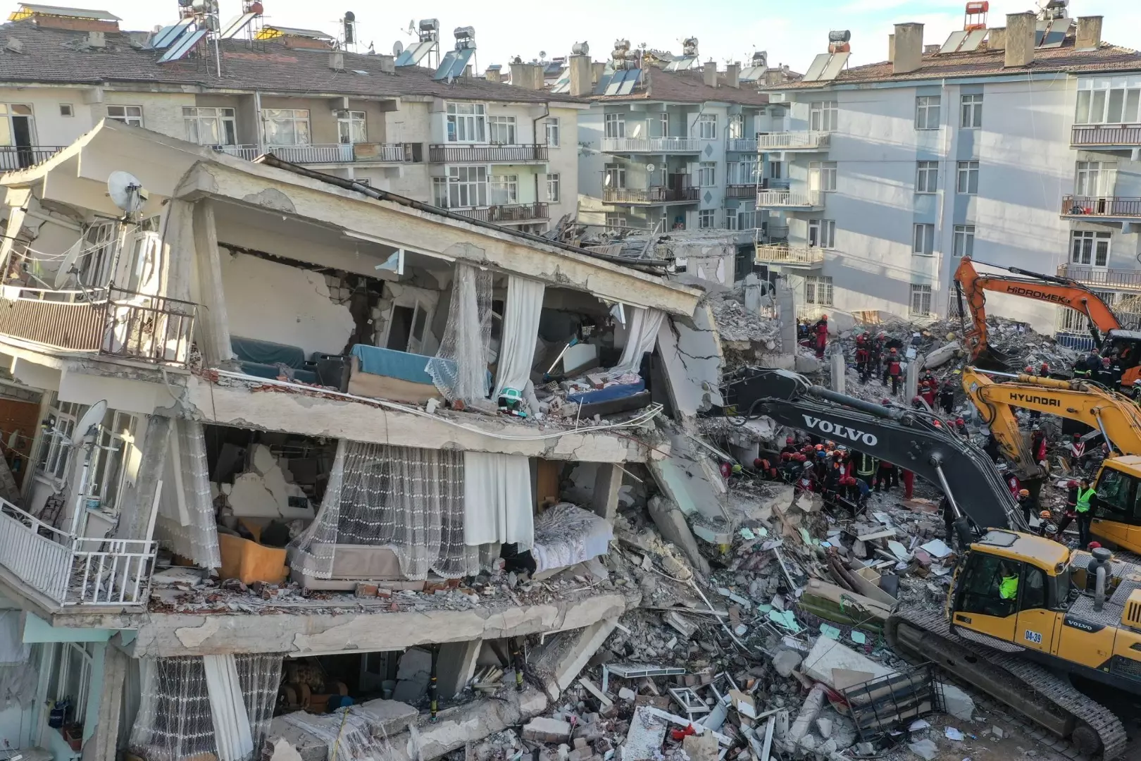 Zəlzələdə uçan binalara görə həbs olunanların sayı açıqlanıb