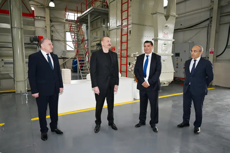 İlham Əliyev Sabirabadda pambıq emalı zavodunun fəaliyyəti ilə tanış olub