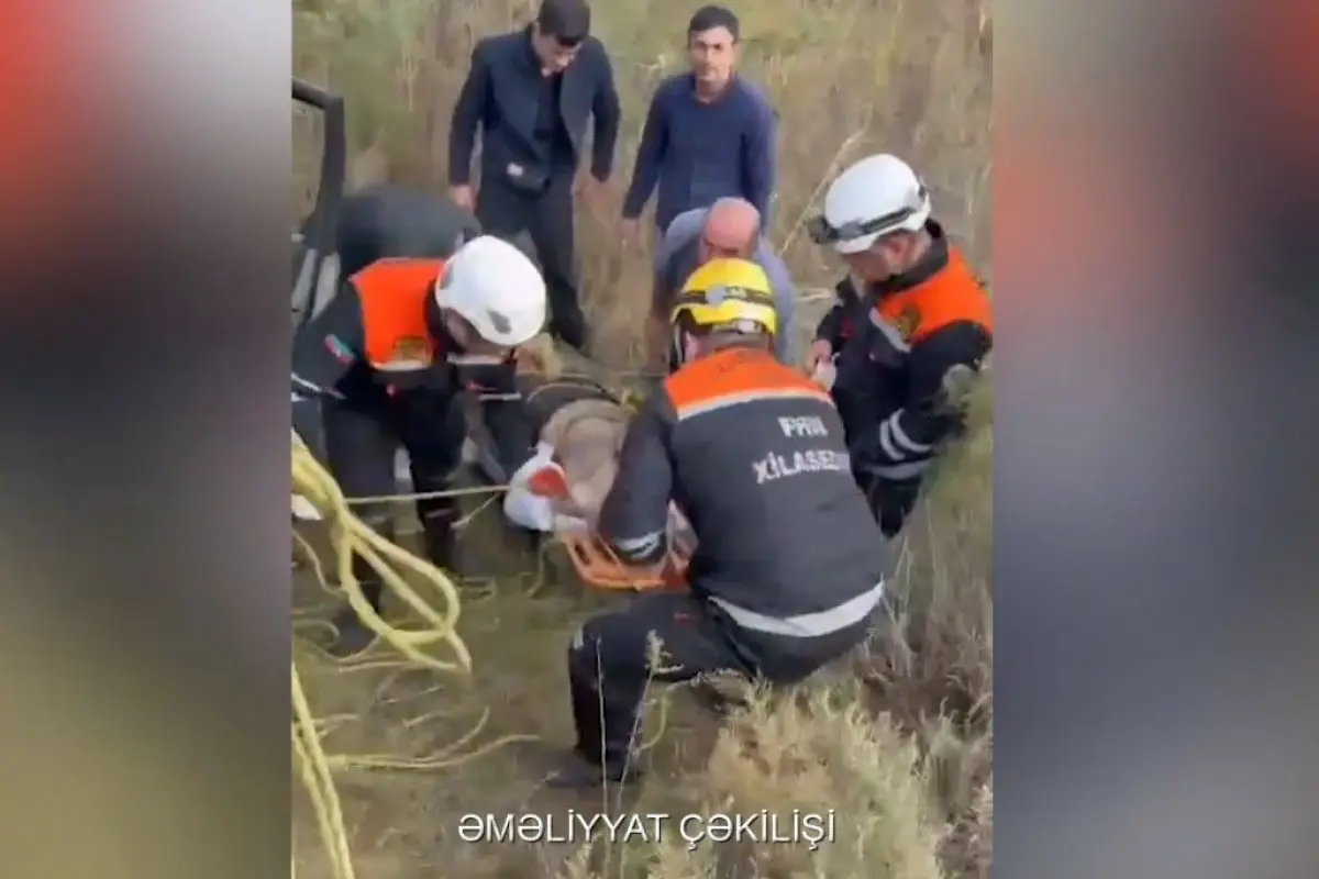 Suraxanıda avtomobil dərəyə aşıb, sürücü xilas edilib - VİDEO