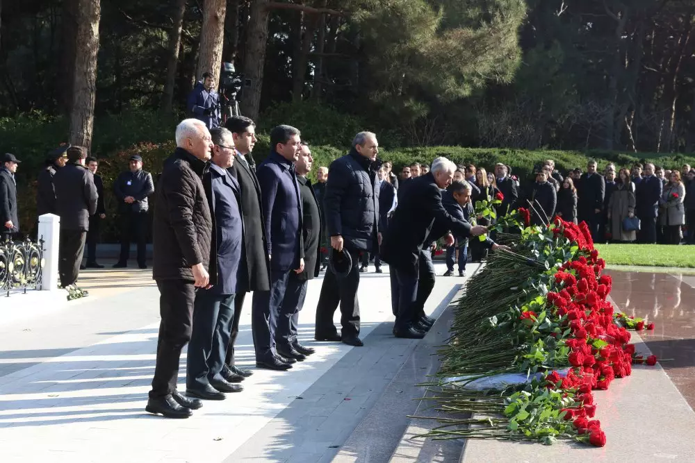 MEDİA-nın kollektivi Ulu Öndərin məzarını ziyarət ediblər - FOTO