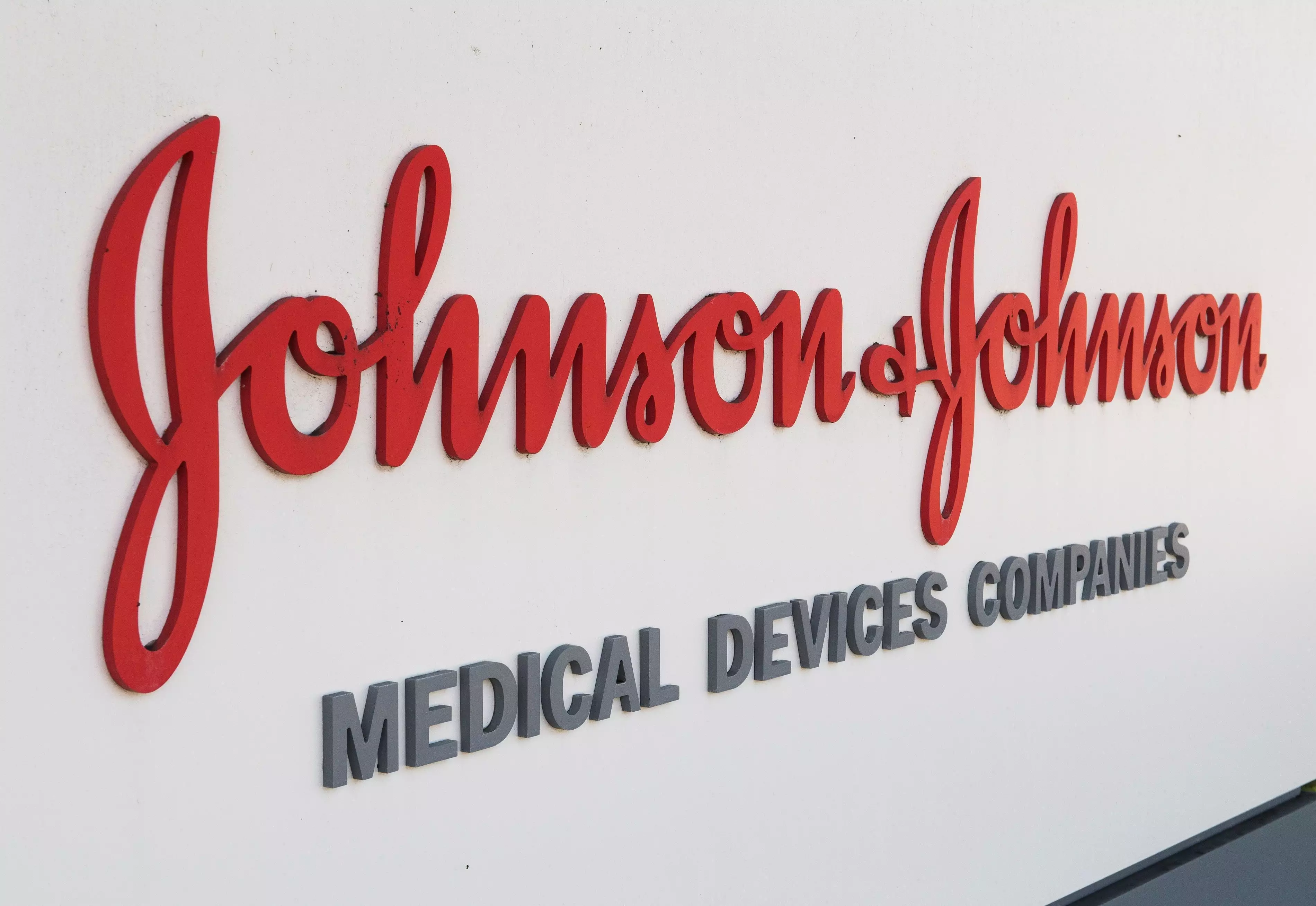 "Johnson & Johnson" xalis mənfəətini üç dəfədən çox artırdı
