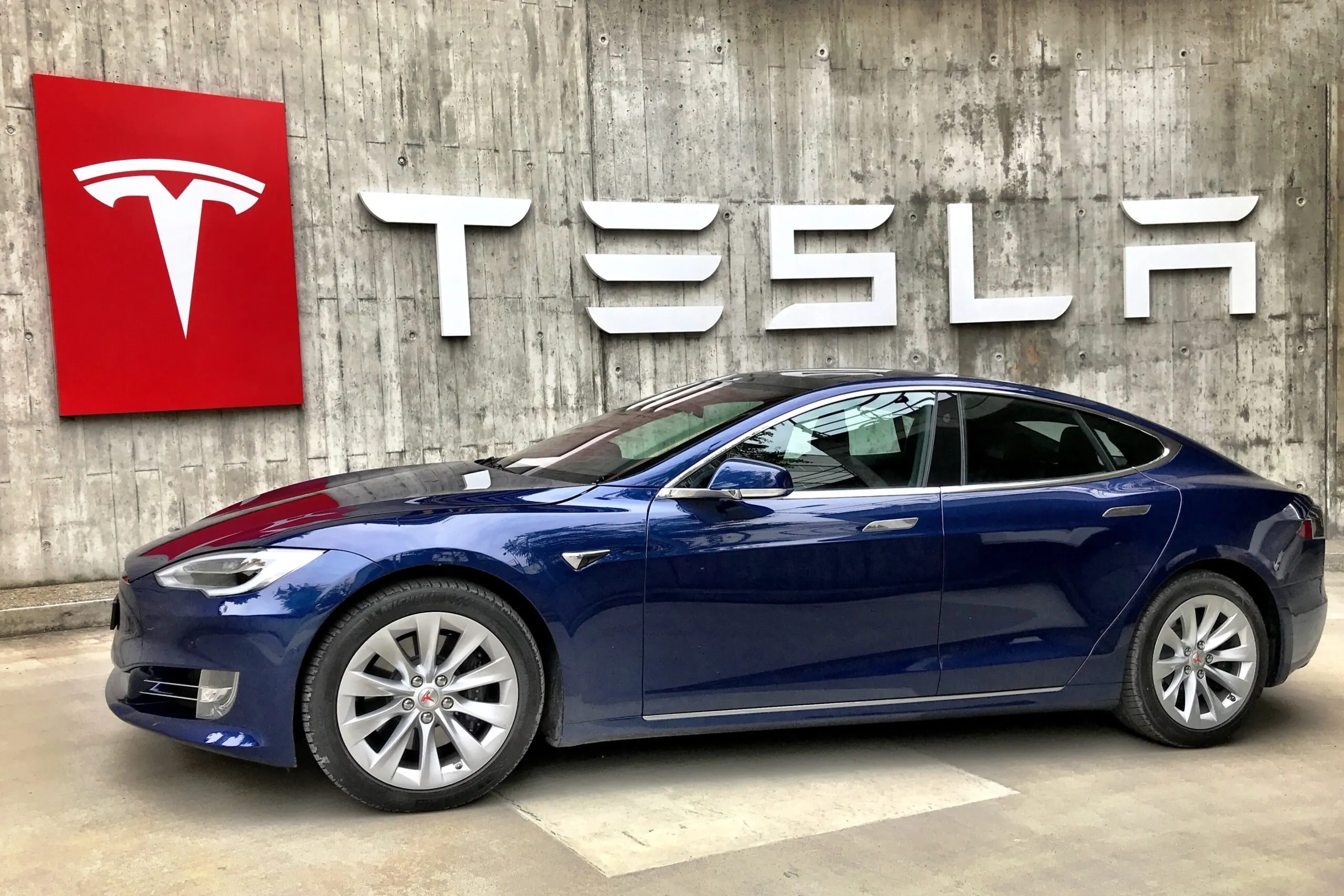 Ötən il "Tesla"nın xalis mənfəəti 53% azaldı - HESABAT