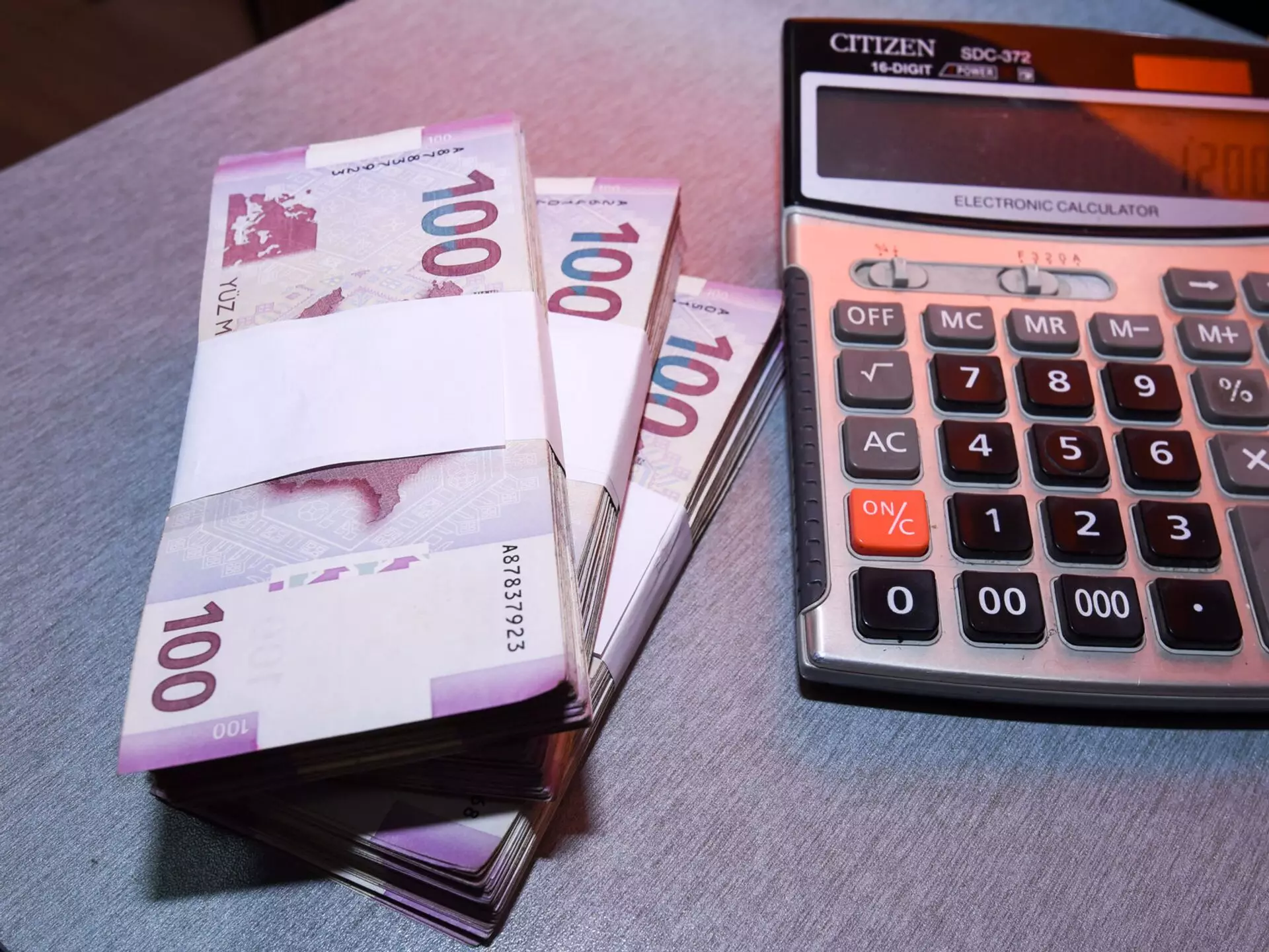 Azərbaycan manatının dövretmə sürəti azalıb