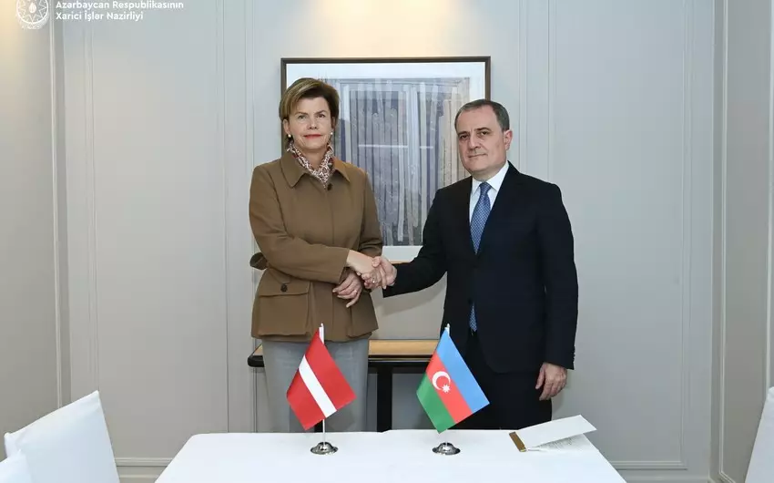 Ceyhun Bayramov Latviyanın xarici işlər naziri ilə görüşüb