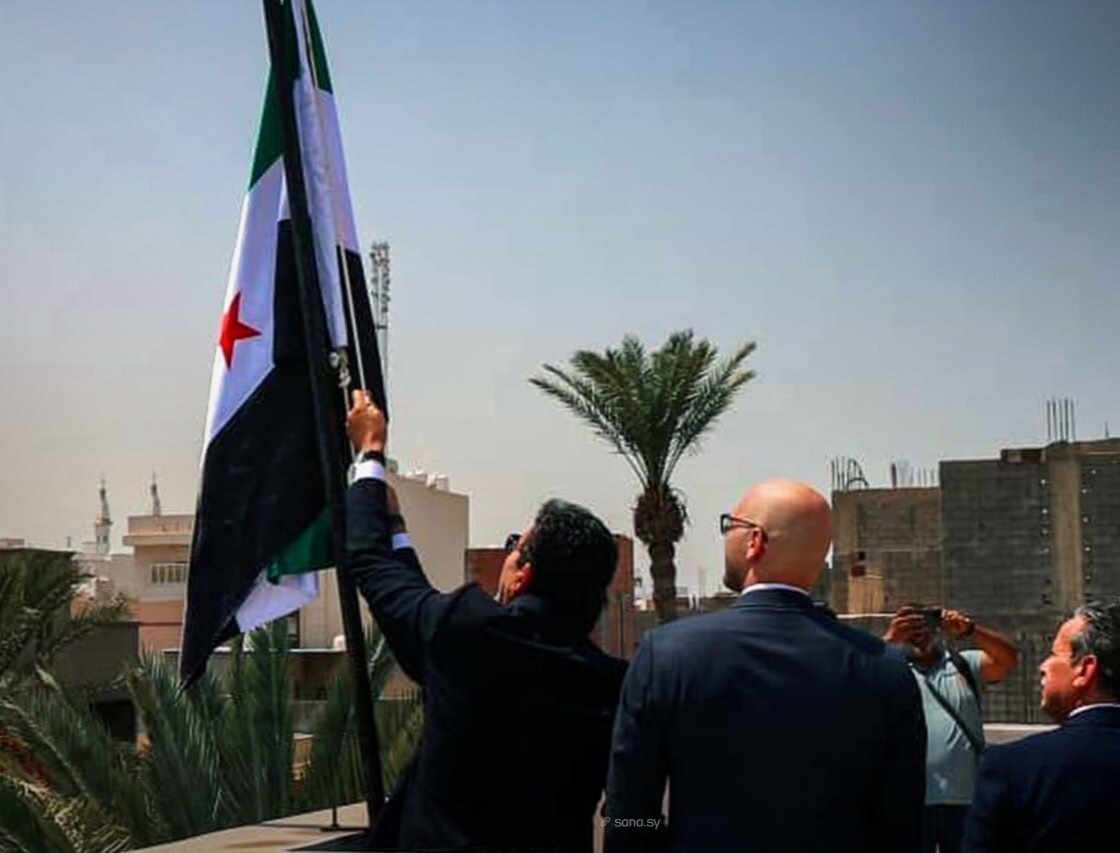 13 ildən sonra Suriyanın Liviyadakı səfirliyi üzərində bayraq qaldırılıb