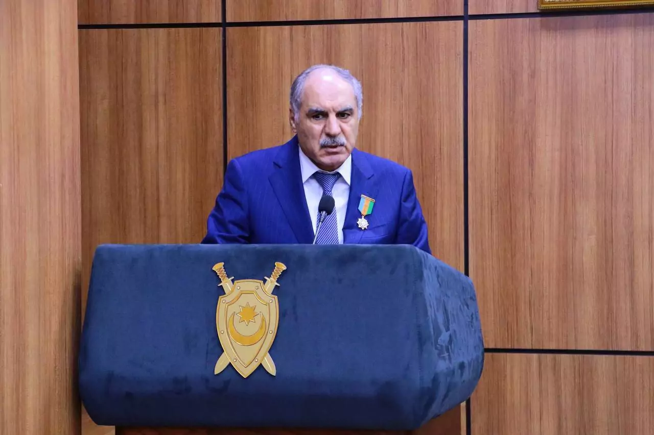Xanlar Vəliyev kollektivə təqdim edildi