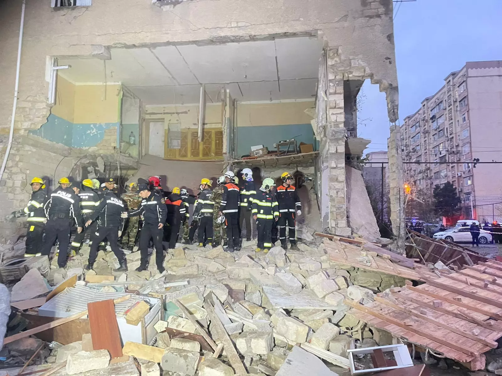Sumqayıtda yaşayış binasında güclü partlayış olub - FOTO