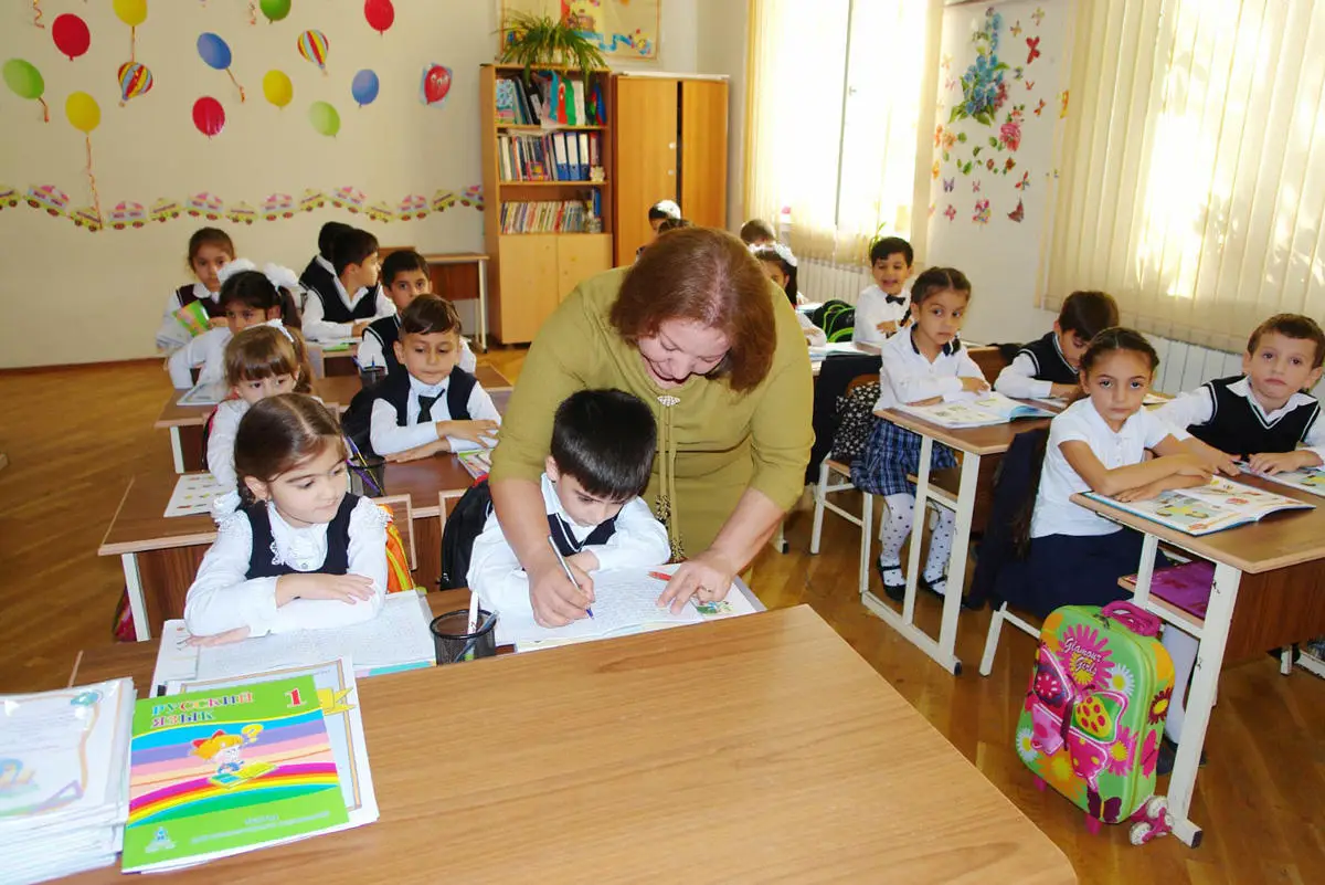 Müəllimlər Günü ilə bağlı pul yığılması qadağandır - RƏSMİ
