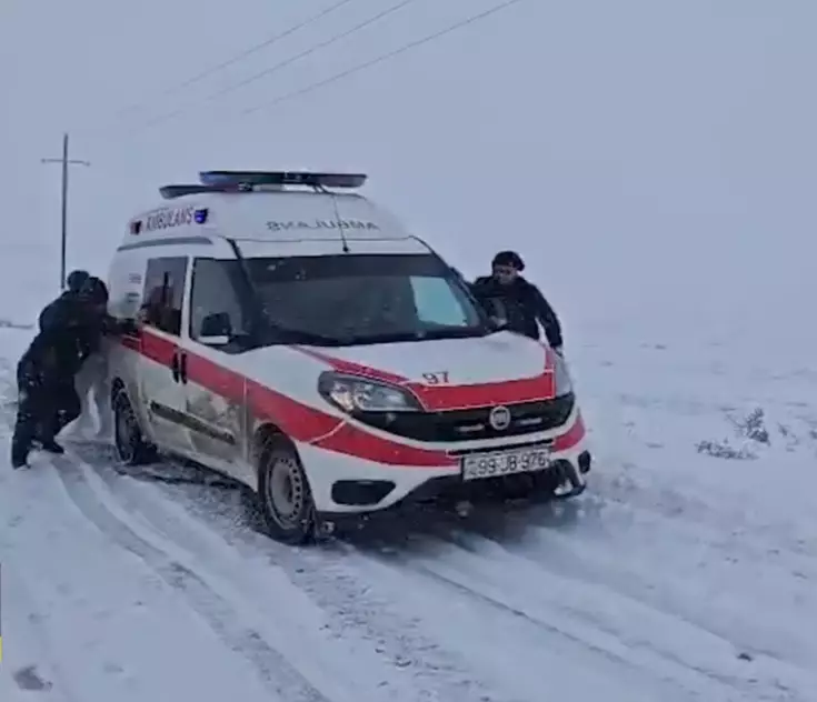 Çağırışdan qayıdan təcili yardım maşını yolda qaldı - VİDEO
