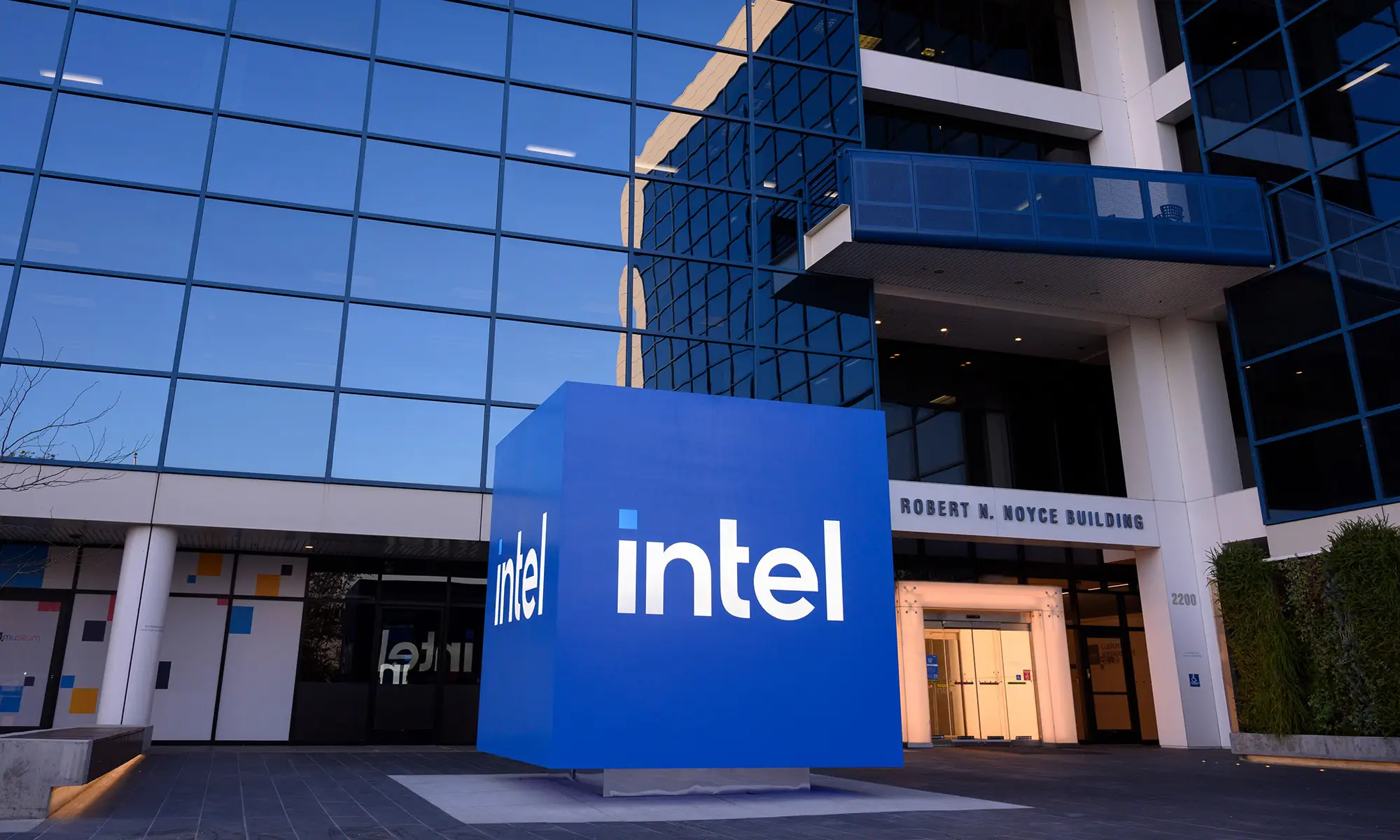 "Intel" 500-dən çox işçisini ixtisar edəcək