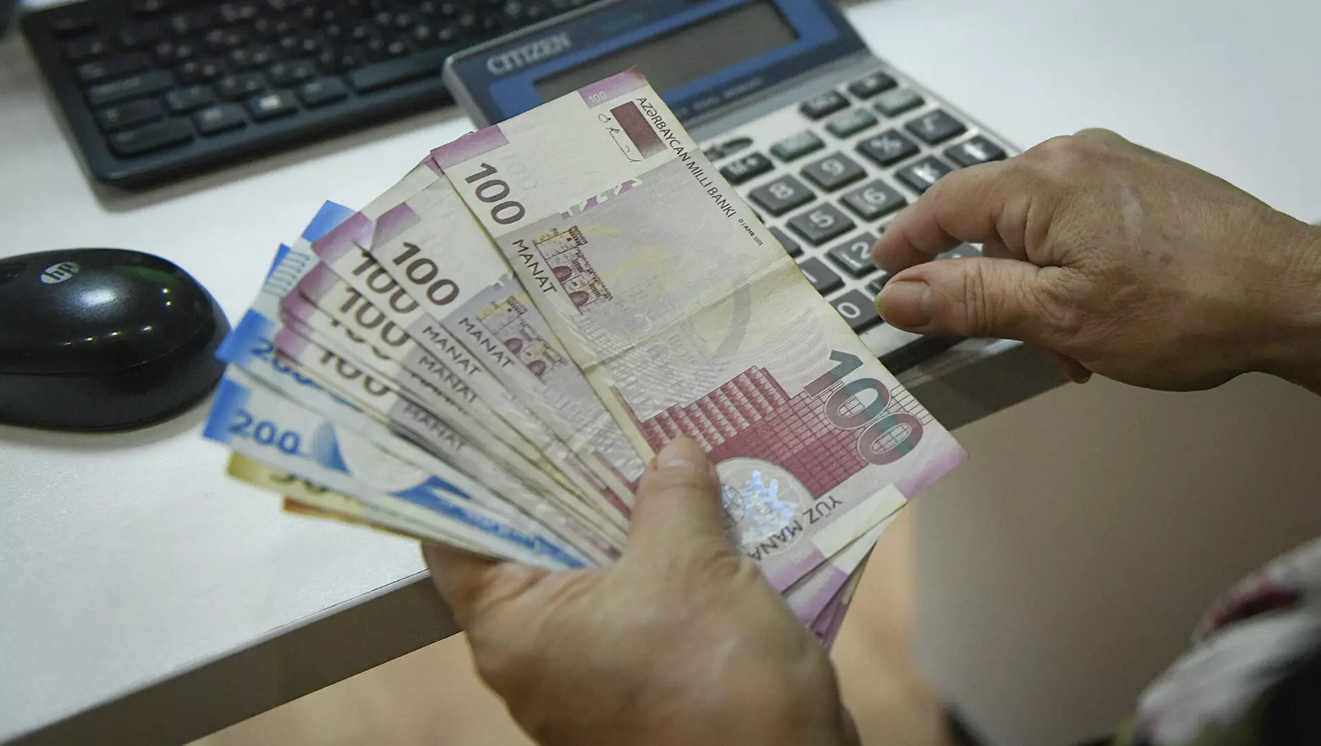 Ədliyyə Nazirliyinin əməkdaşlarının maaşları yeni redaksiyada təsdiq edilib