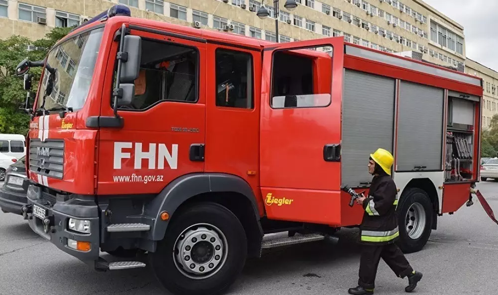 Yasamalda yaşayış binasında yanğın olub, 9 nəfər təxliyə edilib