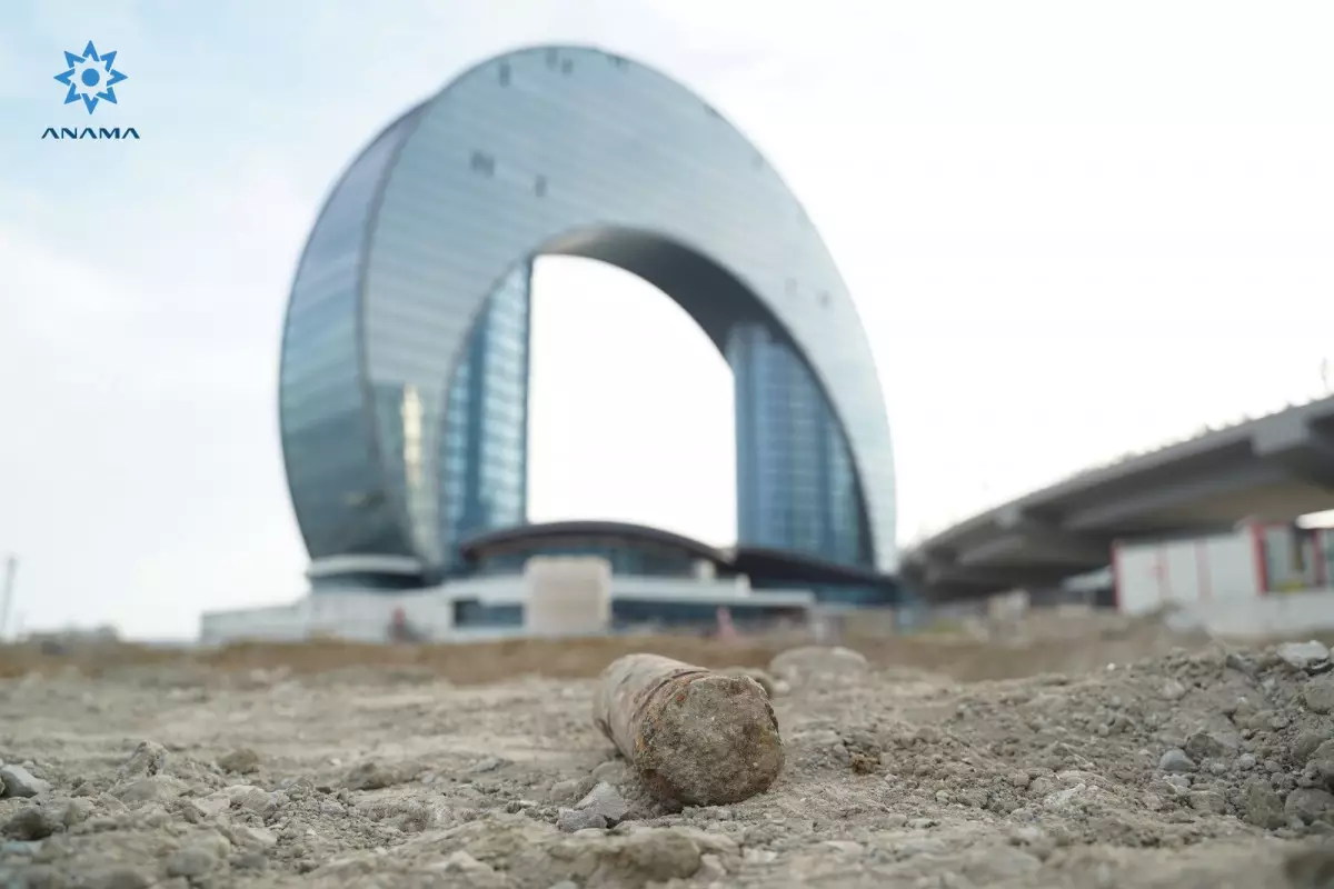 Bakıda "Port Baku" ərazisində tikinti zamanı hərbi sursat aşkar edilib - FOTO