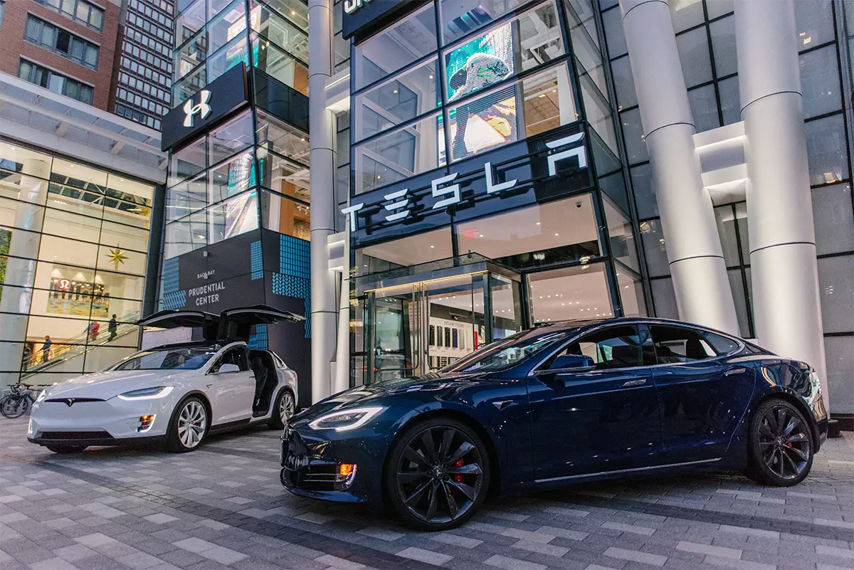 "Tesla" 700 min avtomobilini geri çağırır