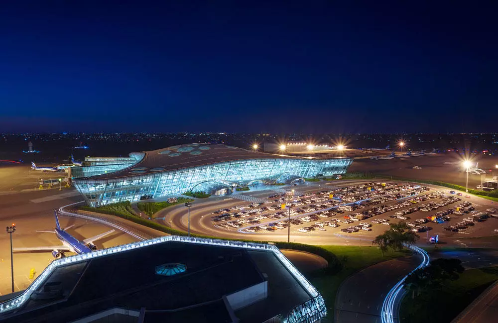 Moskva-Şarja reysini həyata keçirən təyyarə Bakı aeroportuna məcburi eniş edib