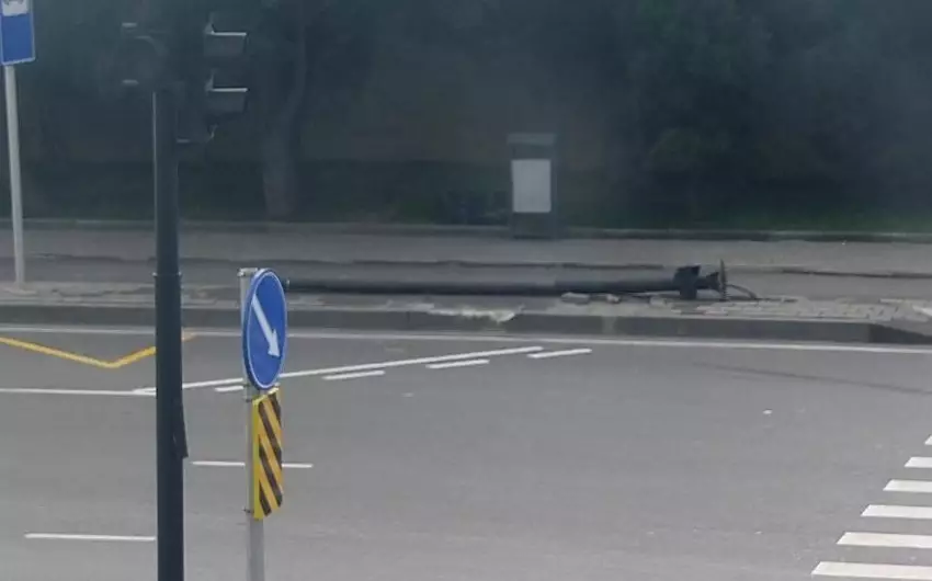 Bakıda yol qəzası olub, svetofor yararsız vəziyyətə düşüb